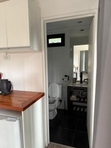 Et badeværelse på La Posada Bungalows I Simple