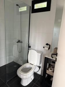 Et badeværelse på La Posada Bungalows I Simple + 2 billeder