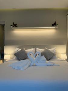 twee zwanen gemaakt van handdoeken op een bed bij CH Villa Sand Stone in Ko Samui