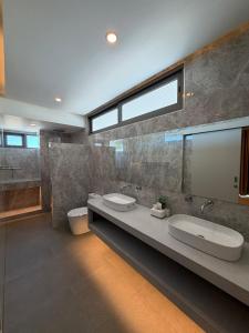 un bagno con due lavandini e un grande specchio di CH Villa Sand Stone a Ko Samui