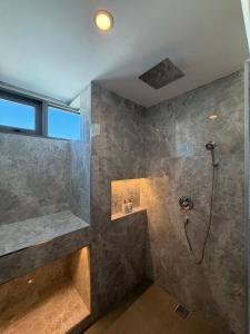 un ampio bagno con doccia e doccia di CH Villa Sand Stone a Ko Samui Altre 10 foto