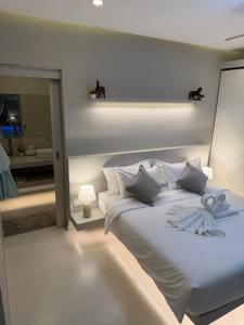 een slaapkamer met een wit bed met twee handdoeken erop bij CH Villa Sand Stone in Ko Samui