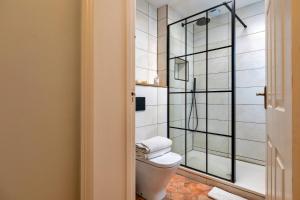 Et badeværelse på Finest Retreats - Cheltenham Residence + 9 billeder