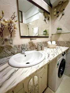 een badkamer met een wastafel en een spiegel bij Maianga Flat in Luanda