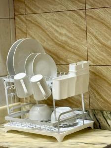 een droogrek met borden en borden erop bij Maianga Flat in Luanda