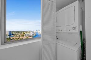 ein leerer Kühlschrank mit Blick auf eine Stadt in der Unterkunft Spacious Luxury Apartment at Beachwalk Resort with Ocean Views and Private Foyer in Hallandale Beach + 36 Fotos
