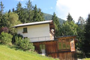 ein Haus an der Seite eines Hügels in der Unterkunft Haus Sigrid in Bad Kleinkirchheim