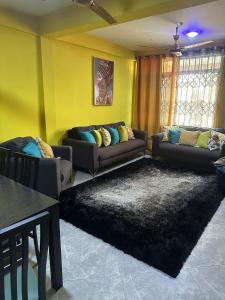 Posezení v ubytování Sunlit Accra Stay Workspaces, Nature, Nightlife + 11 fotografií