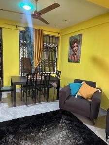Posezení v ubytování Sunlit Accra Stay Workspaces, Nature, Nightlife