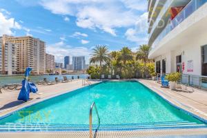 ein Swimmingpool mitten in einem Gebäude in der Unterkunft Spacious Luxury Apartment at Beachwalk Resort with Ocean Views and Private Foyer in Hallandale Beach
