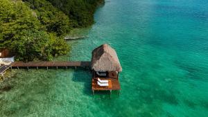una vista aerea di un resort in acqua di Mikasa Bacalar Hotel Boutique, Lagoon Front a Bacalar Altre 17 foto
