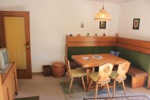ein Esszimmer mit einem Holztisch und Stühlen in der Unterkunft Haus Sigrid in Bad Kleinkirchheim
