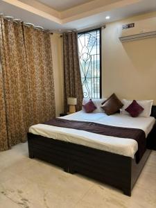 Postel nebo postele na pokoji v ubytování Shanti sadan