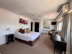 a bedroom with a bed and a desk in a room at Hotel Corbel Superior by bund in Mar del Plata