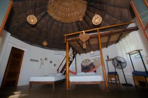 een kamer met een tent met twee bedden erin bij Luigi’s Glamping in Bacalar