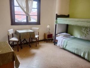 een slaapkamer met een bed en een tafel met stoelen bij Alpino in Mar del Plata