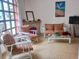 een woonkamer met stoelen en een open haard bij Alpino in Mar del Plata