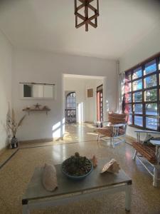 een woonkamer met een kom eten op een tafel bij Alpino in Mar del Plata