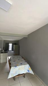 een slaapkamer met een bed met een tafel en een keuken bij Hospedagem estação in Morretes +19 foto's