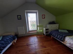 une chambre avec deux lits et une fenêtre dans l'établissement Maison d'Hotes ZEN, à La Saunière