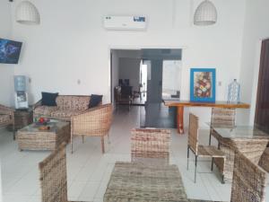 een woonkamer met een bank, stoelen en een tafel bij Almar Maragogi in Maragogi