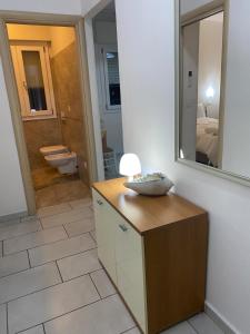 een badkamer met een wastafel en een spiegel bij Appartamento Premier in Gatteo a Mare +4 foto's