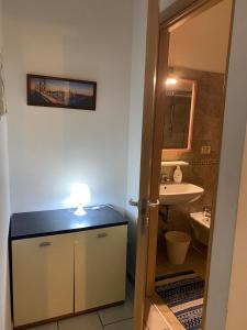 een badkamer met toilet en wastafel bij Appartamento Premier in Gatteo a Mare