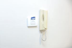 ein Telefon hängt an einer Wand in der Unterkunft Flora House Pompei Scafati in Scafati