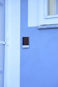 eine blaue Wand mit einem Fenster an einem Gebäude in der Unterkunft Flora House Pompei Scafati in Scafati