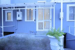 een blauwe voordeur van een huis met een potplant bij Flora House Pompei Scafati in Scafati
