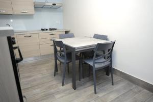 eine Küche mit Tisch und Stühlen in einem Zimmer in der Unterkunft Flora House Pompei Scafati in Scafati