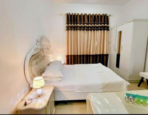 ein Schlafzimmer mit einem großen Bett und einem Spiegel in der Unterkunft City Lights holiday home in Ajman 