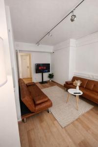 een woonkamer met een bank en een tafel bij Munich Premium Guesthouse-2 in München