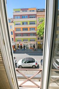 een uitzicht vanuit een raam van een auto op straat bij Munich Premium Guesthouse-2 in München