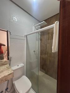 een badkamer met toilet en glazen douche bij Recanto Cangaço in Piranhas