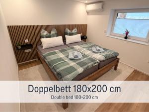 Postel nebo postele na pokoji v ubytování FeWo-Riegel Illertissen - Allgäu nah an A7 & Legoland, WLAN, Küche & Parkplatz direkt am Haus