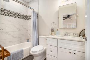 Et badeværelse på Hemlock Room