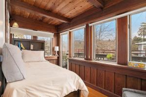 een slaapkamer met een bed in een kamer met ramen bij Maple Family Suite in Berkeley