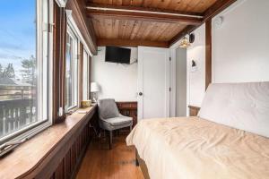 een slaapkamer met een bed, een bureau en een raam bij Maple Family Suite in Berkeley