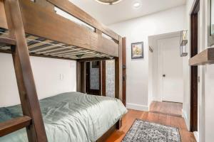 een slaapkamer met 2 stapelbedden en een hal bij Maple Family Suite in Berkeley