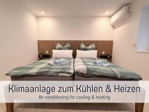 Postel nebo postele na pokoji v ubytování FeWo-Riegel Illertissen - Allgäu nah an A7 & Legoland, WLAN, Küche & Parkplatz direkt am Haus + 45 fotografií