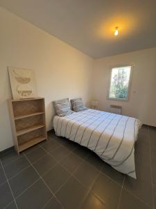 ein Schlafzimmer mit einem Bett und einem Fenster in der Unterkunft Maison Carredas B in Bouliac