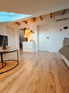 een woonkamer met een tafel en een bank bij Stilvolles Apartment im Loft-Style & Klimaanlage in Plaidt