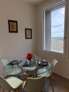 une salle à manger avec une table et des chaises et une fenêtre dans l'établissement Villa Pieri appartamento rosso, à Fauglia