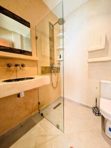 Phòng tắm tại Rayan House