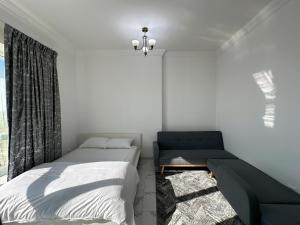 Postel nebo postele na pokoji v ubytování Entire -1 Bedroom Apartment In Oasis Tower + 14 fotografií