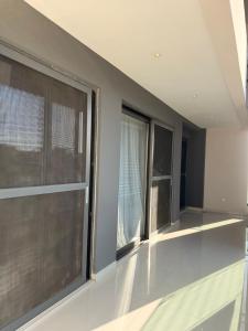 una stanza con tre finestre e un davanzale di Libellule a Dakar Altre 2 foto