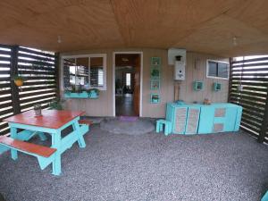 Piccola camera con tavolo, tavolo e sidro. di Ayekantun a Salto del Laja