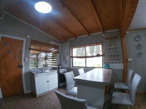 una cucina con un tavolo e sedie in una stanza di Ayekantun a Salto del Laja Altre 6 foto