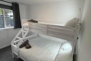 En eller flere senge i et værelse på Family - Garden - Parking - WiFi - Sleeps 5